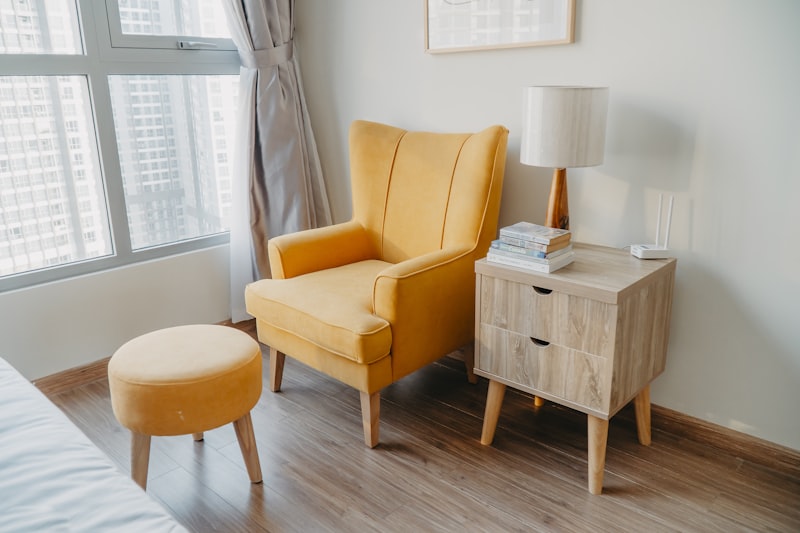 Ruang duduk dengan furnitur kayu